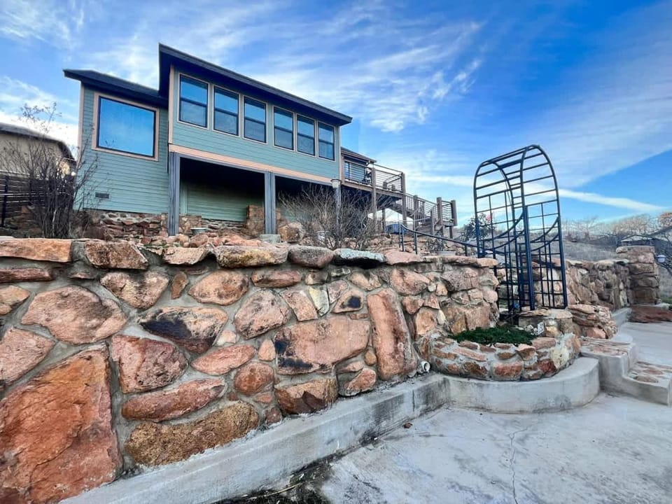 Medicine Creek Overlook Cabin w hot tub-2 Bedroom Cabin in Medicine Park