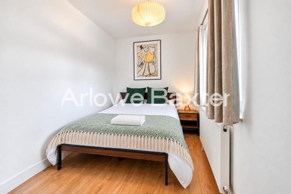 3 Bed Hounslow Home Walk to Tube & Near Heathrow House in Hounslow