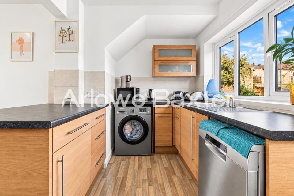 3 Bed Hounslow Home Walk to Tube & Near Heathrow House in Hounslow