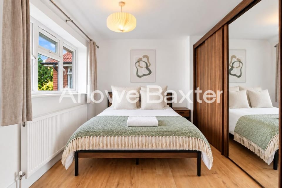 3 Bed Hounslow Home Walk to Tube & Near Heathrow House in Hounslow