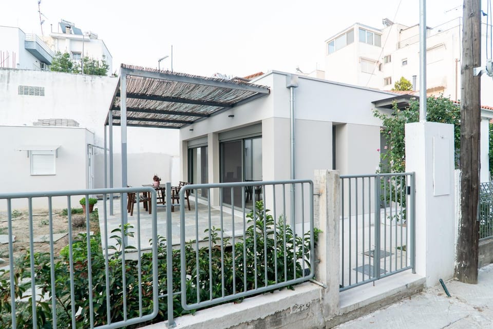 Property building, Patio, Facade/entrance, Balcony/Terrace