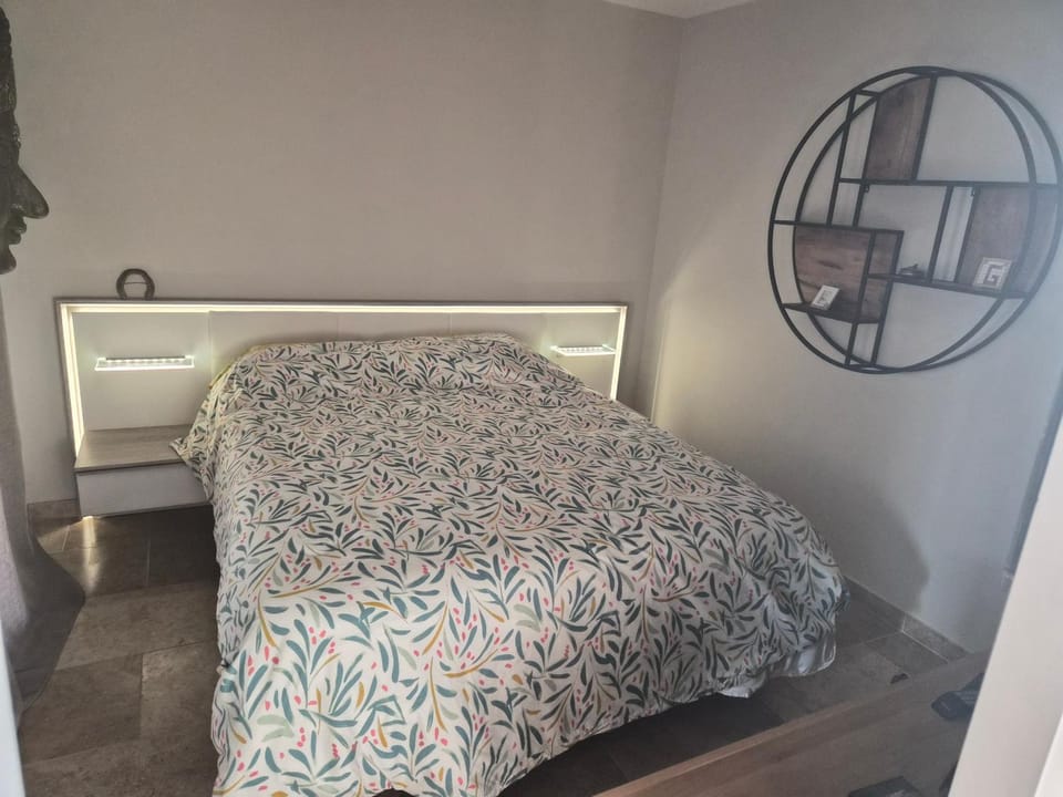 Belle chambre avec salle d eau et wc privatif à Eyragues Vacation rental in Provence-Alpes-Côte d'Azur