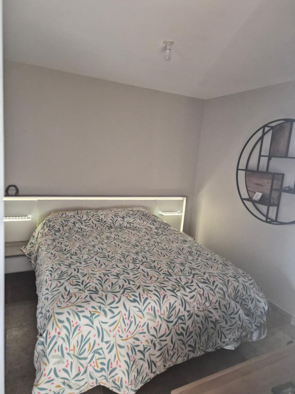 Belle chambre avec salle d eau et wc privatif à Eyragues Vacation rental in Provence-Alpes-Côte d'Azur