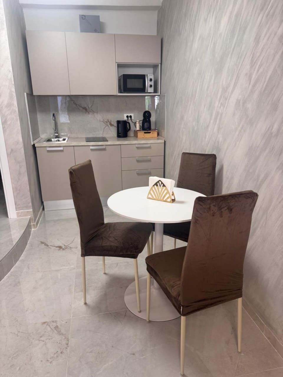 Kitchen or kitchenette, Seating area, Dining area, stove
