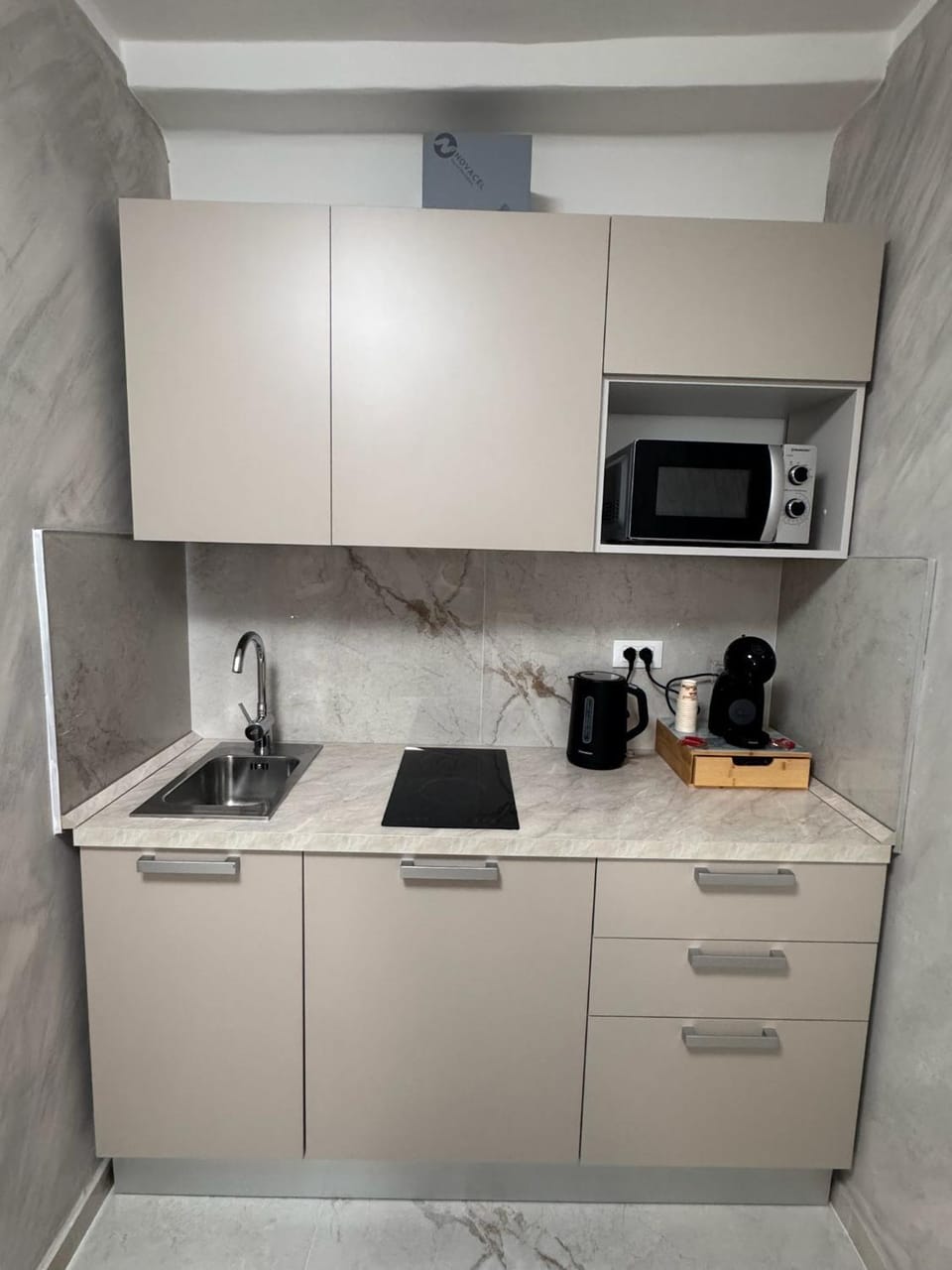 Coffee/tea facilities, Kitchen or kitchenette, microwave, stove