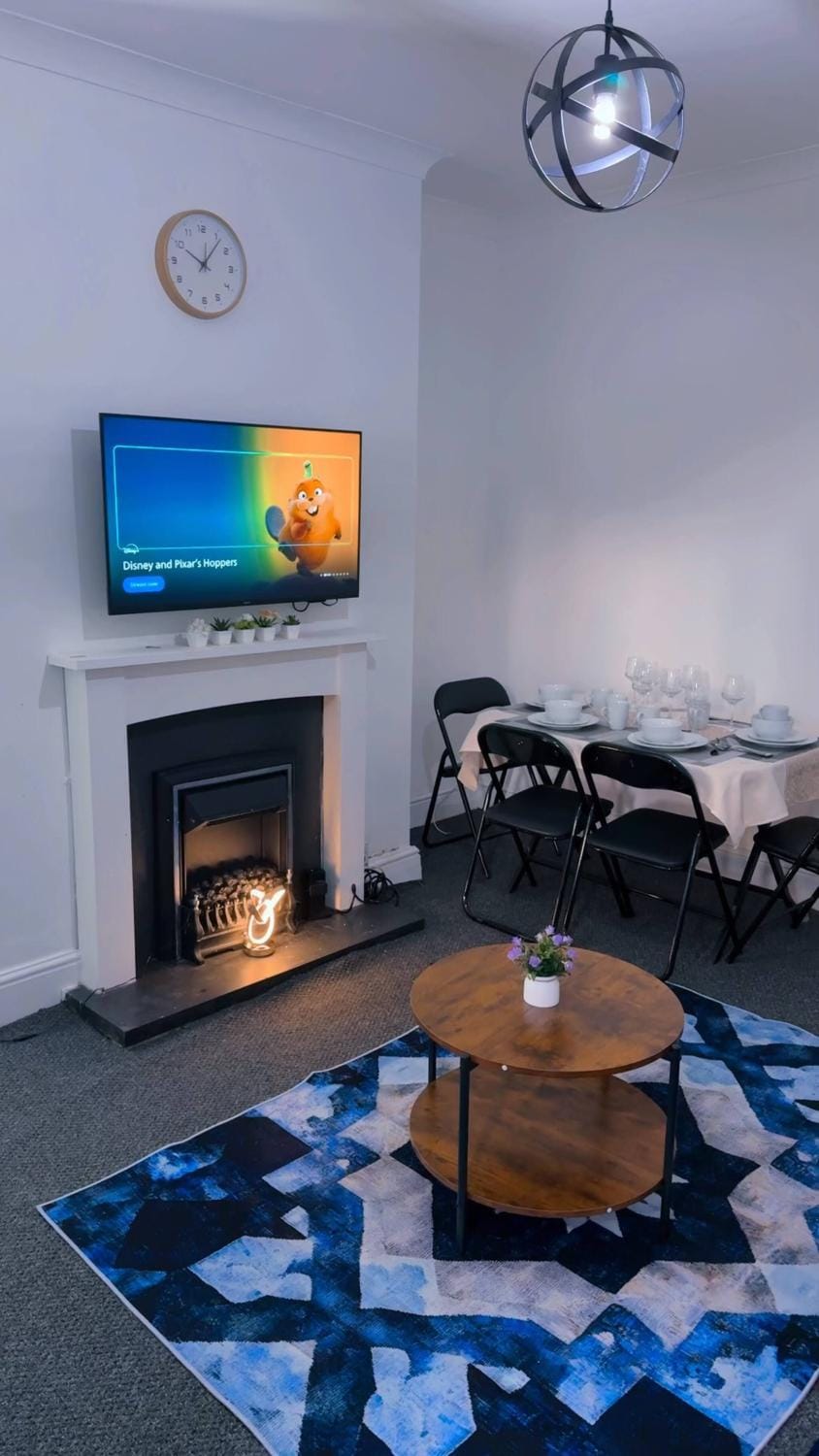 Communal lounge/ TV room, TV and multimedia, Living room, Dining area, fireplace