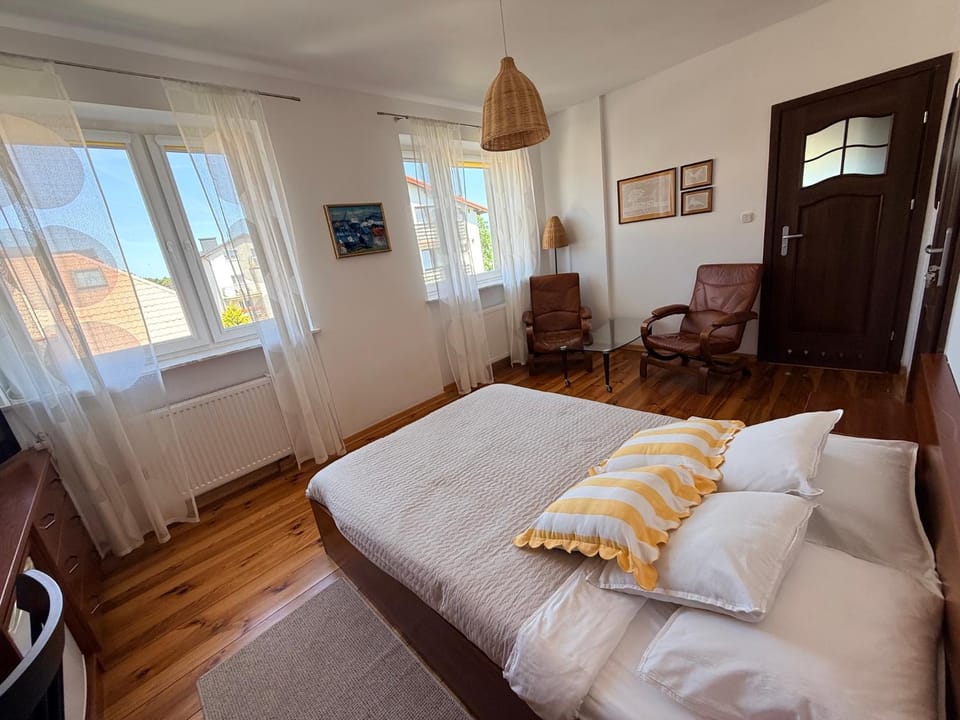 Bed, Seating area