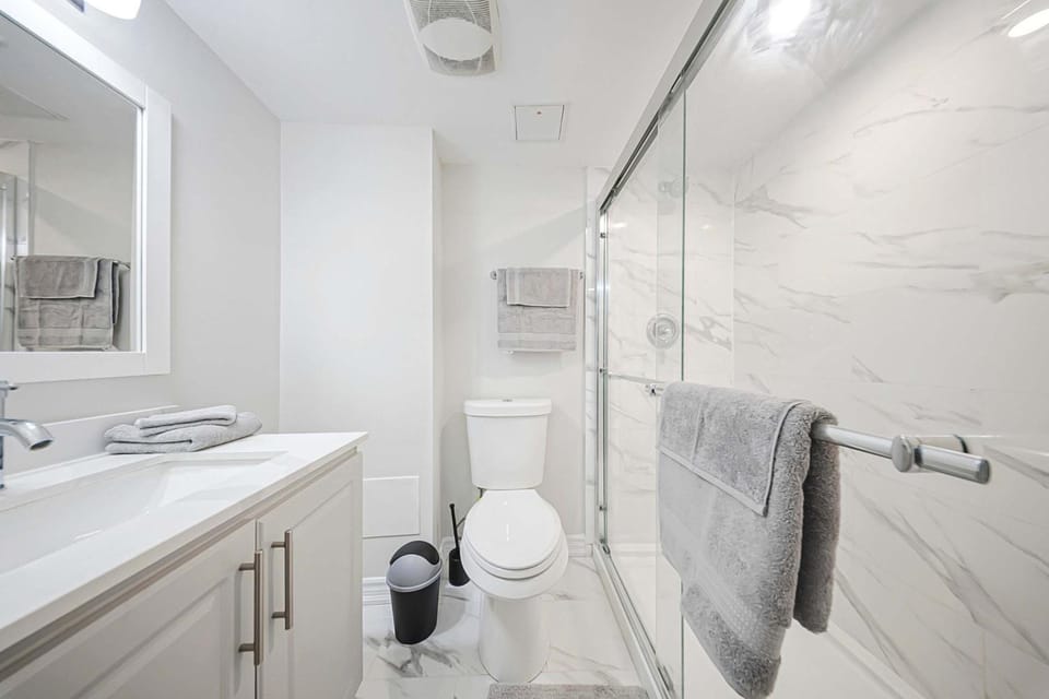 Bright Basement Suite w Parking near McLennan Park Apartment in Kitchener