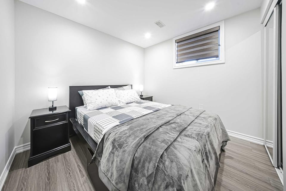 Bright Basement Suite w Parking near McLennan Park Apartment in Kitchener