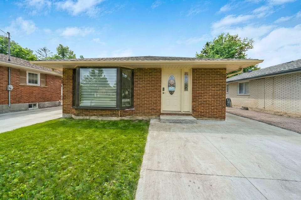 Bright Basement Suite w Parking near McLennan Park Apartment in Kitchener