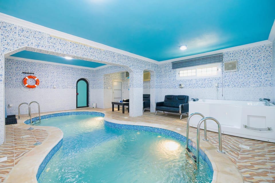 Hot Tub, Spa and wellness centre/facilities, Pool view, Swimming pool, Entertainment, Bath
