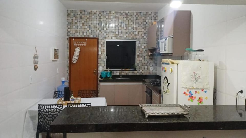 Casa com varanda, garagem e cozinha completa House in State of Goiás