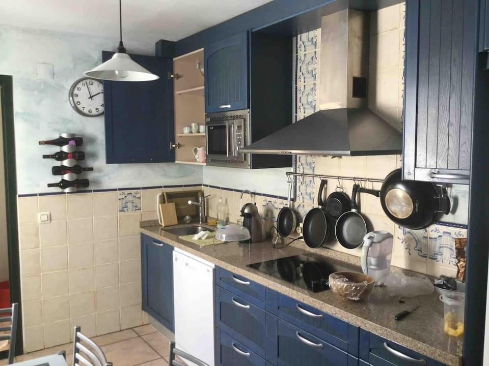 Coffee/tea facilities, Kitchen or kitchenette, dishwasher, stove, toaster