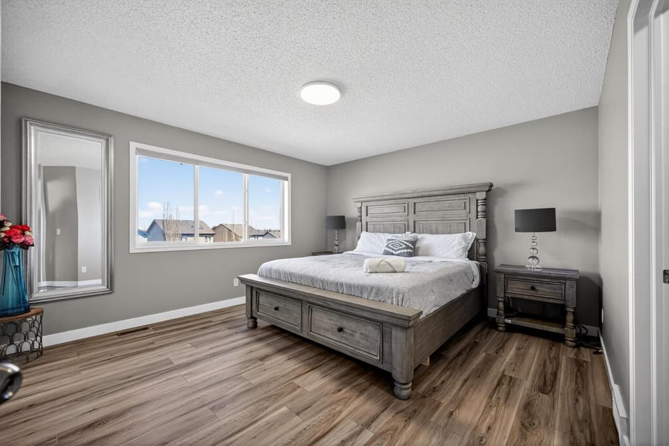 Luxury Urban Oasis In Prime Location Villa in Airdrie