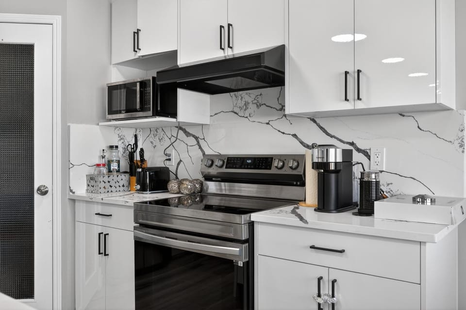 Luxury Urban Oasis In Prime Location Villa in Airdrie