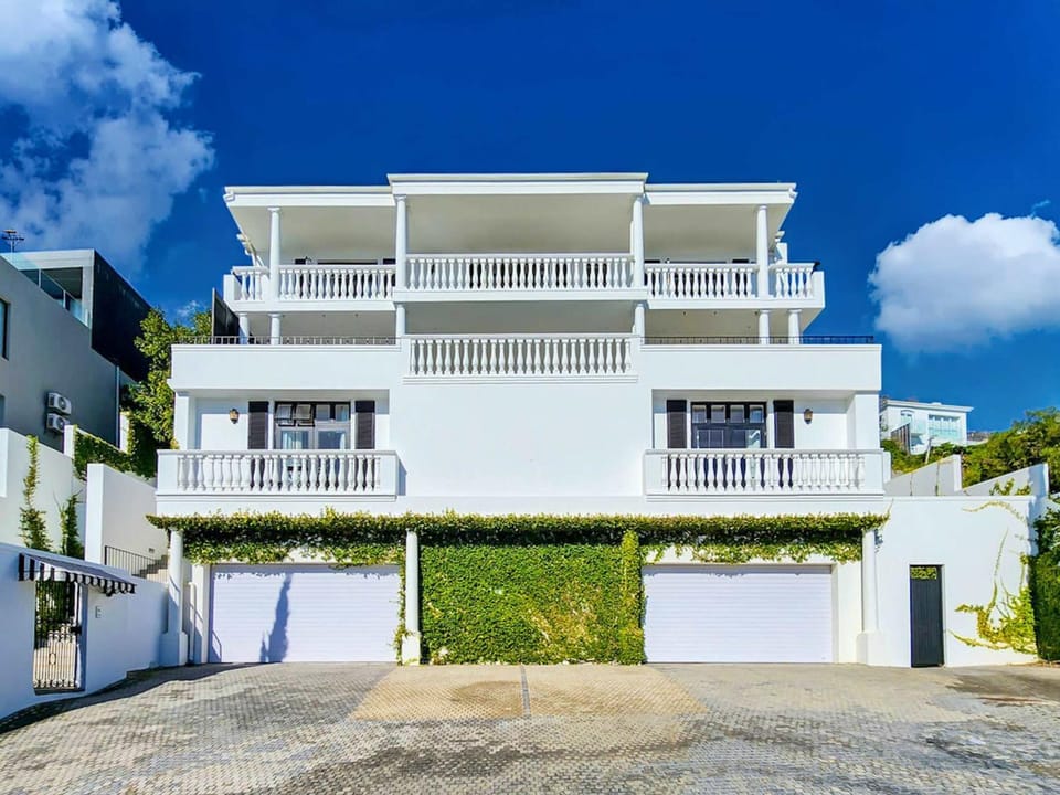 Gatsby Noir Villa - Gorgeous Views, Pool, Camps Bay Villa in Camps Bay