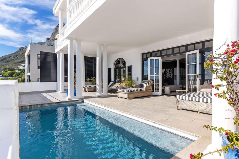 Gatsby Noir Villa - Gorgeous Views, Pool, Camps Bay Villa in Camps Bay