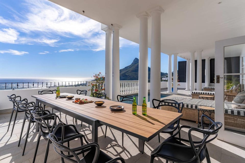 Gatsby Noir Villa - Gorgeous Views, Pool, Camps Bay Villa in Camps Bay
