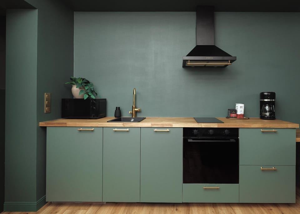 Coffee/tea facilities, Kitchen or kitchenette, microwave, oven, stove
