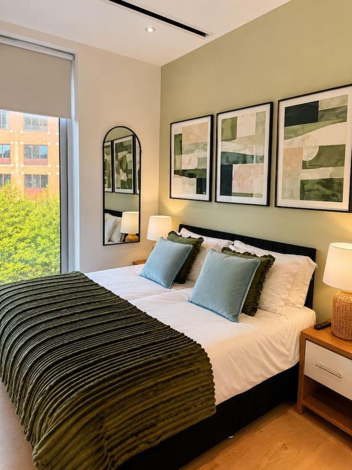 Sleeps 5 Apartment with 2 Bathrooms + Parking Apartment in Brentford