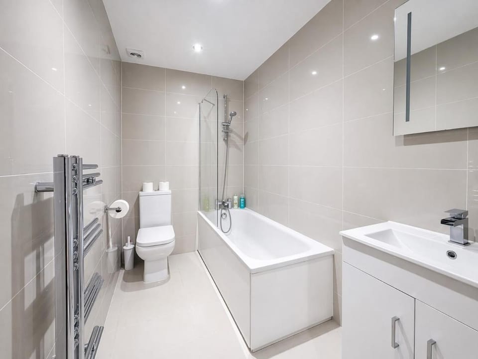 Relax in a Spacious 2-Bed Pinner Hideaway Apartment in Pinner