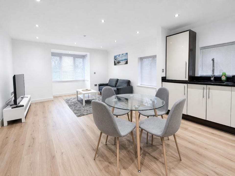 Relax in a Spacious 2-Bed Pinner Hideaway Apartment in Pinner