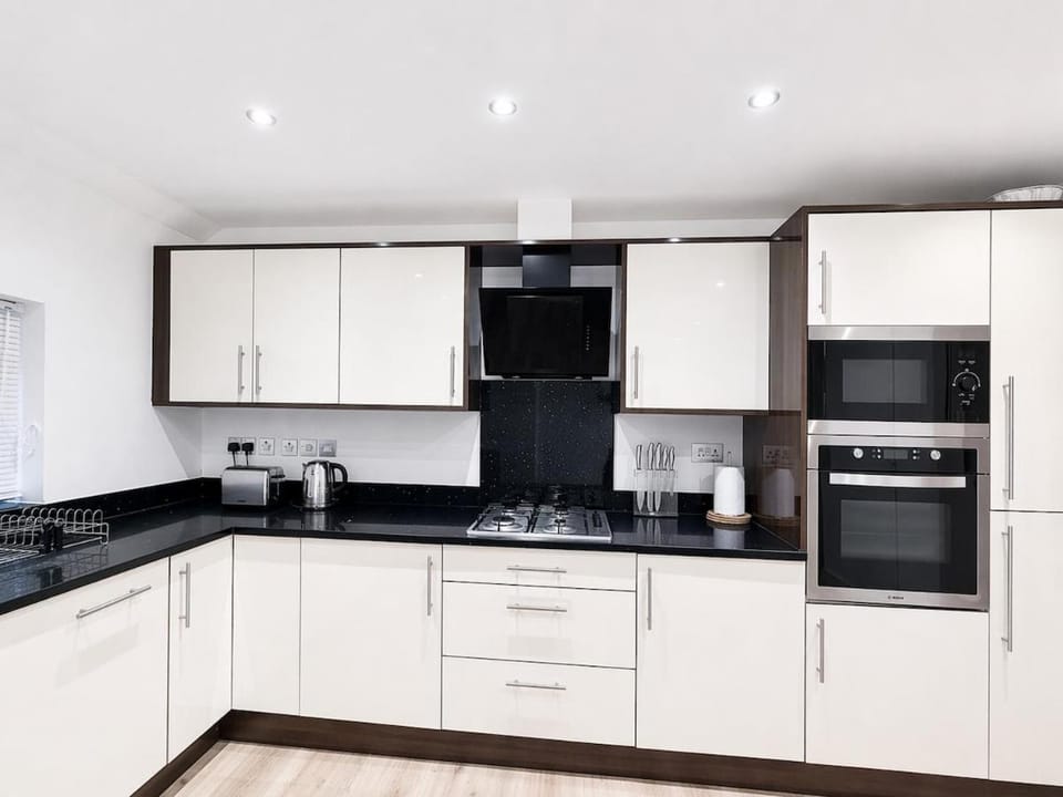 Relax in a Spacious 2-Bed Pinner Hideaway Apartment in Pinner