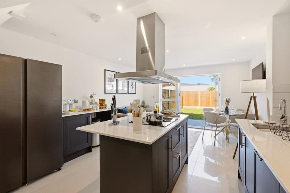 Communal lounge/ TV room, TV and multimedia, Coffee/tea facilities, View (from property/room), Kitchen or kitchenette, Seating area, Dining area, Garden view, River view, dishwasher, microwave, oven, stove, washing machine, kitchen