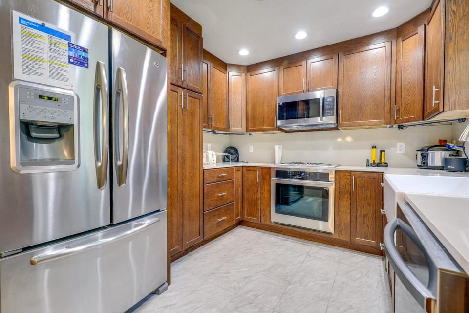 5 Mi to Kansas City Stadium! Bright Home w/ Yard House in Independence