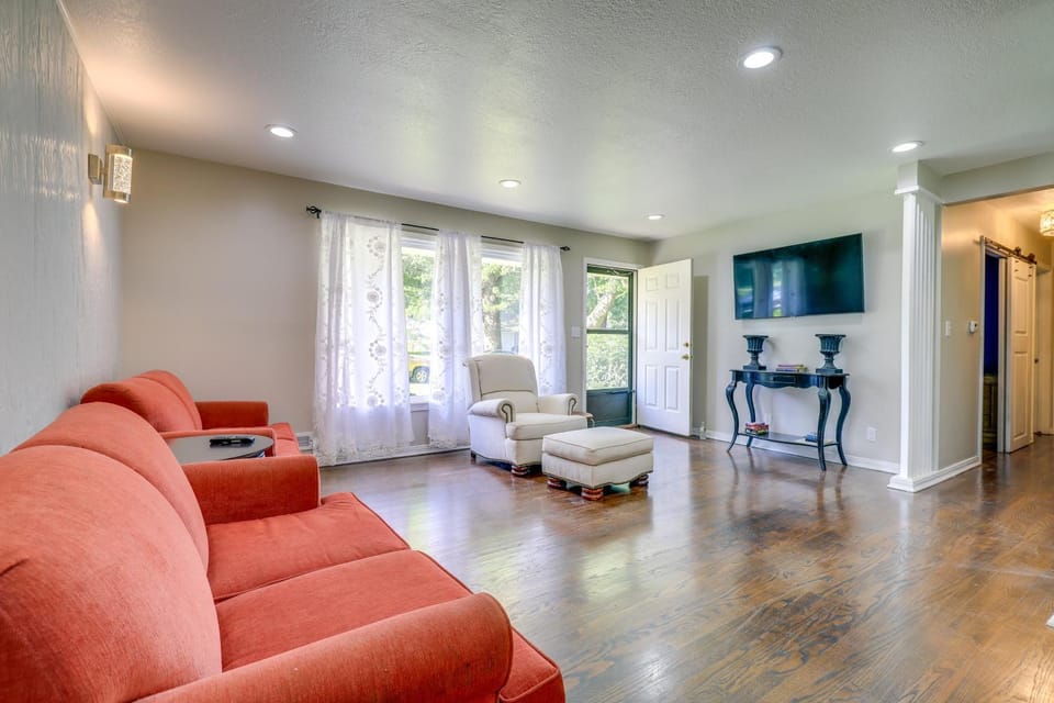 5 Mi to Kansas City Stadium! Bright Home w/ Yard House in Independence