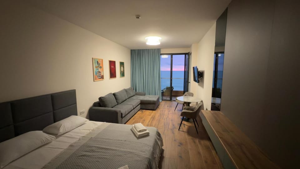 Bed, Natural landscape, TV and multimedia, Balcony/Terrace, Seating area, Dining area, Sea view, Sea view, Sunrise, Sunset, furniture