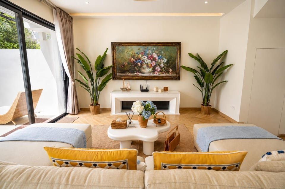 Bed, Living room, Photo of the whole room, Decorative detail, Seating area, Bedroom