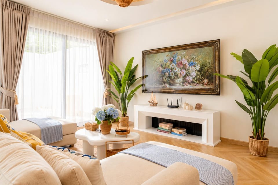 TV and multimedia, Living room, Decorative detail, Seating area