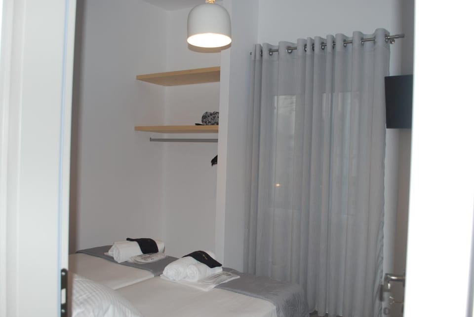 Bedroom, towels