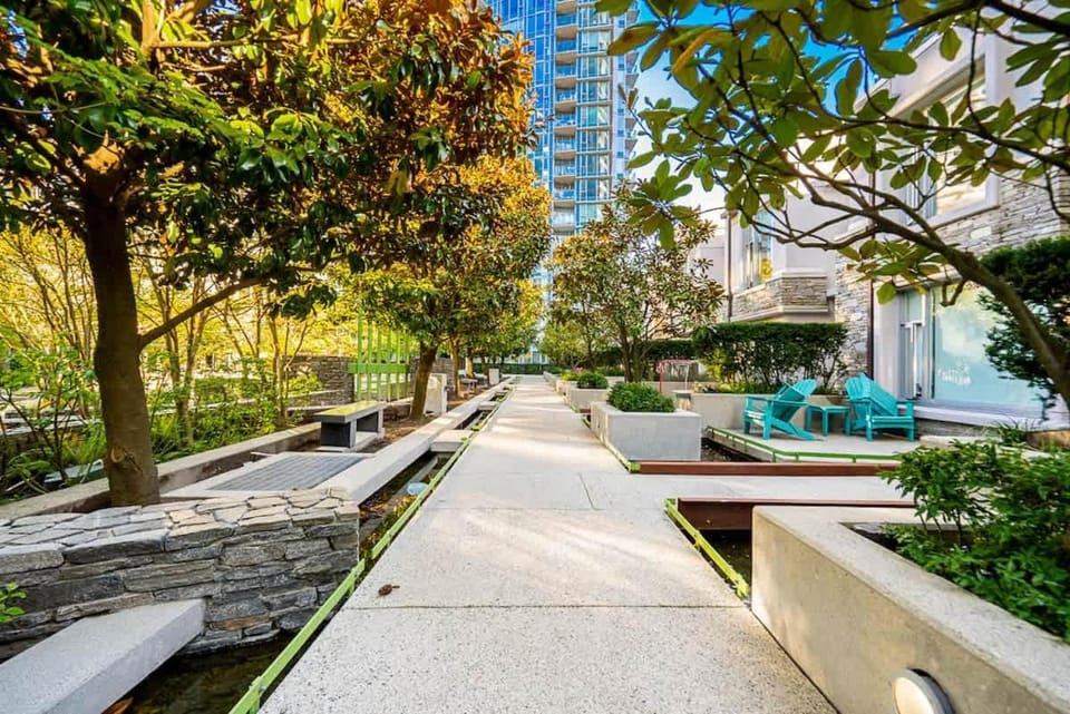 Modern 3BR 4 Beds Prime Downtown Spot House in Vancouver