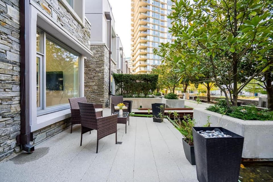 Modern 3BR 4 Beds Prime Downtown Spot House in Vancouver