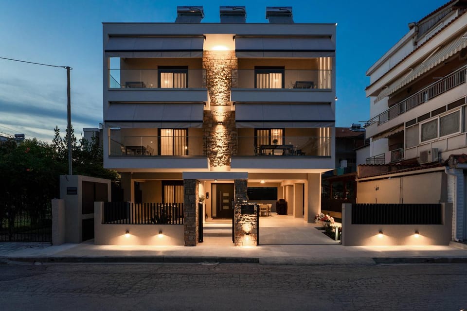 Property building, Facade/entrance, Night, Neighbourhood, View (from property/room), Balcony/Terrace, City view, Street view, Location