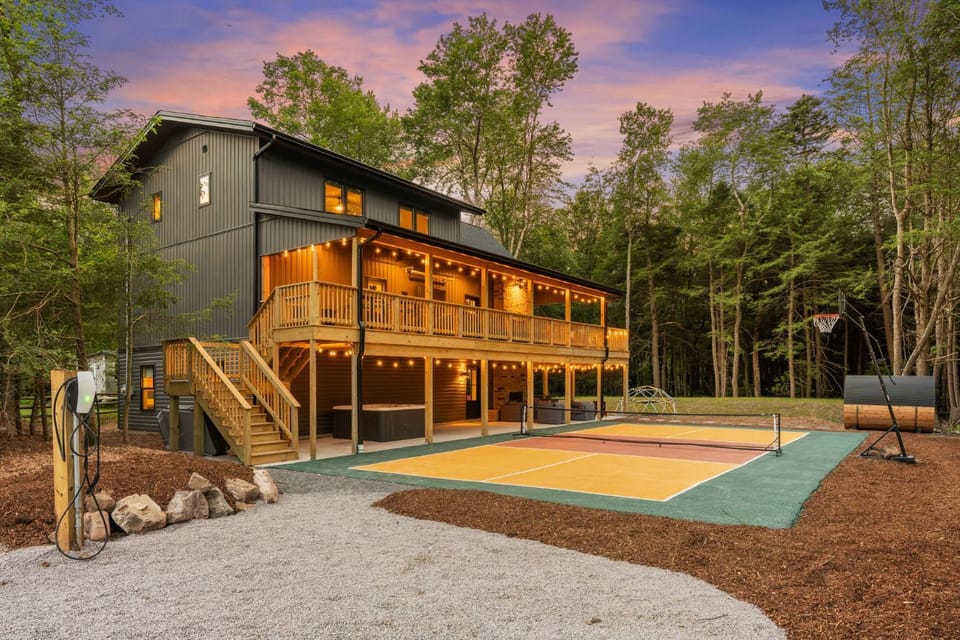 Pickleball Court Hot Tub Theatre Secret Room Apartment in Tunkhannock Township