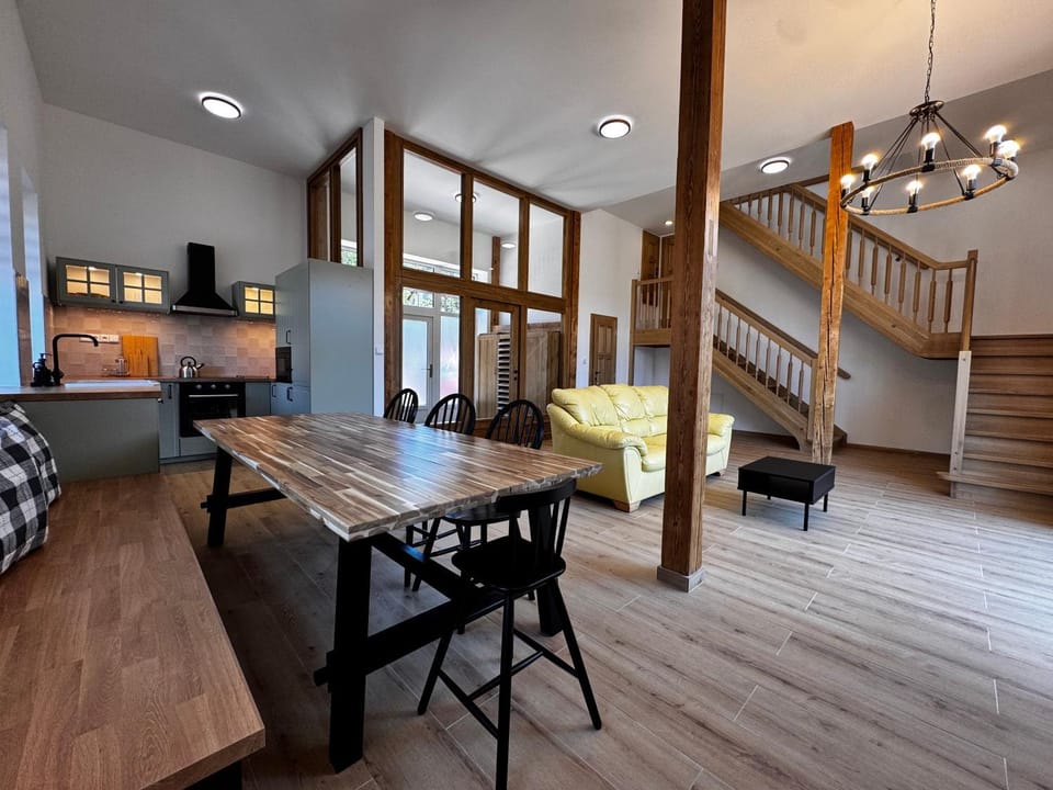 Property building, Kitchen or kitchenette, Living room, Seating area, Dining area