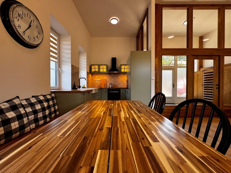 Property building, Kitchen or kitchenette, Seating area, Dining area