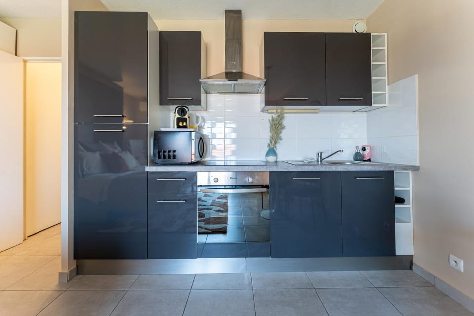 Kitchen or kitchenette