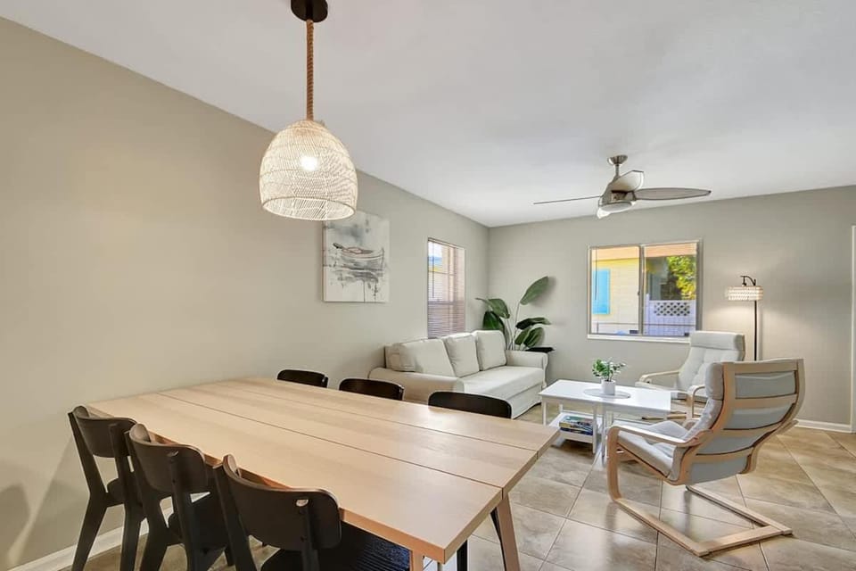 2 BR Home Close to The Beach House in Lantana