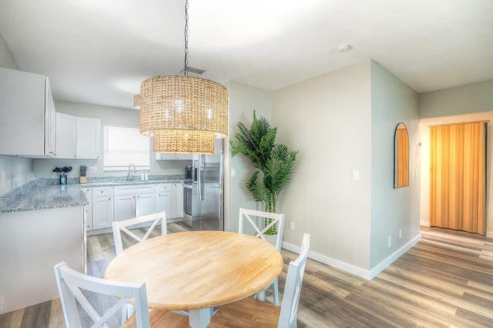 2 BR Coastal Home Near Beach House in Lantana