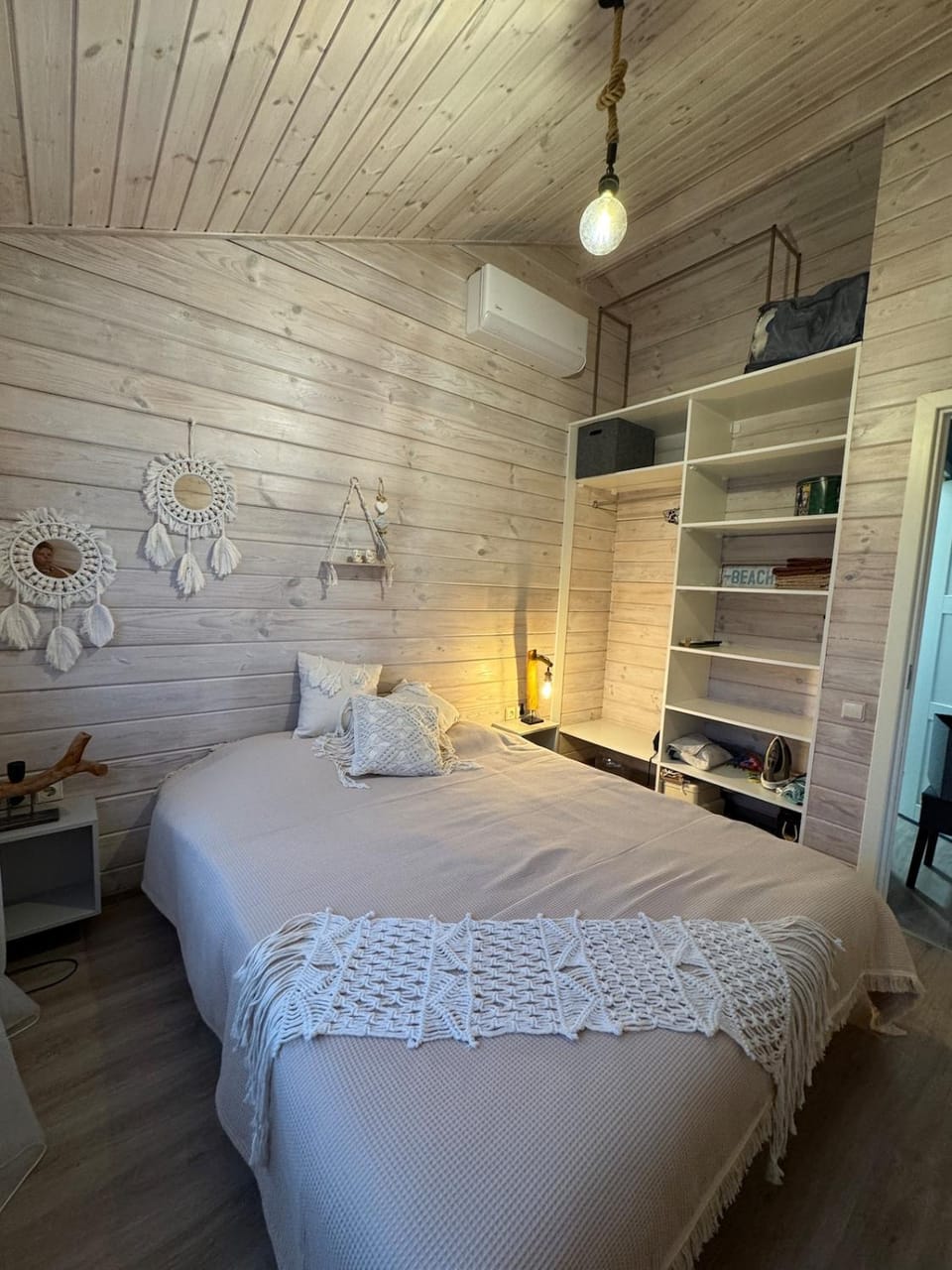 Bed, Photo of the whole room, Bedroom, air conditioner