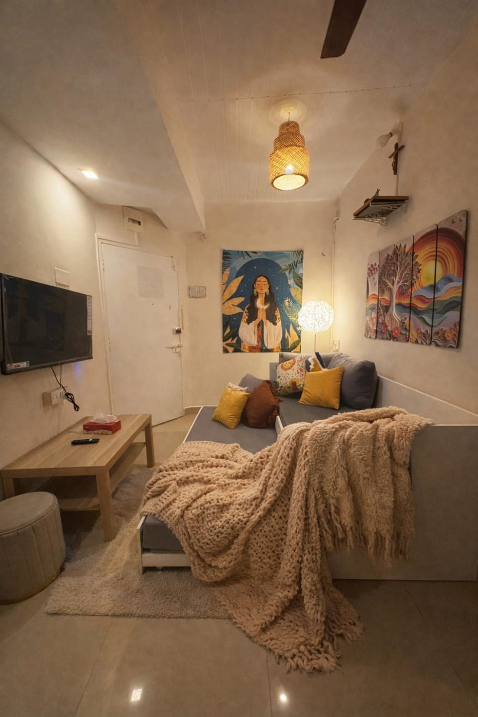 Pali Center, Bandra Calm Inside, Central Outside Apartment in Mumbai