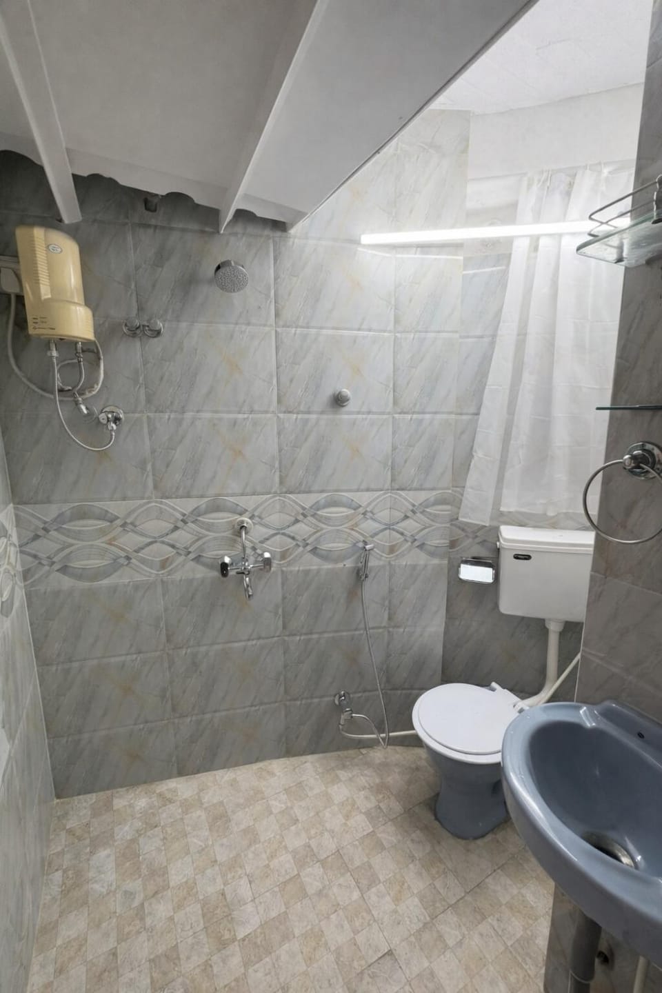 Pali Center, Bandra Calm Inside, Central Outside Apartment in Mumbai