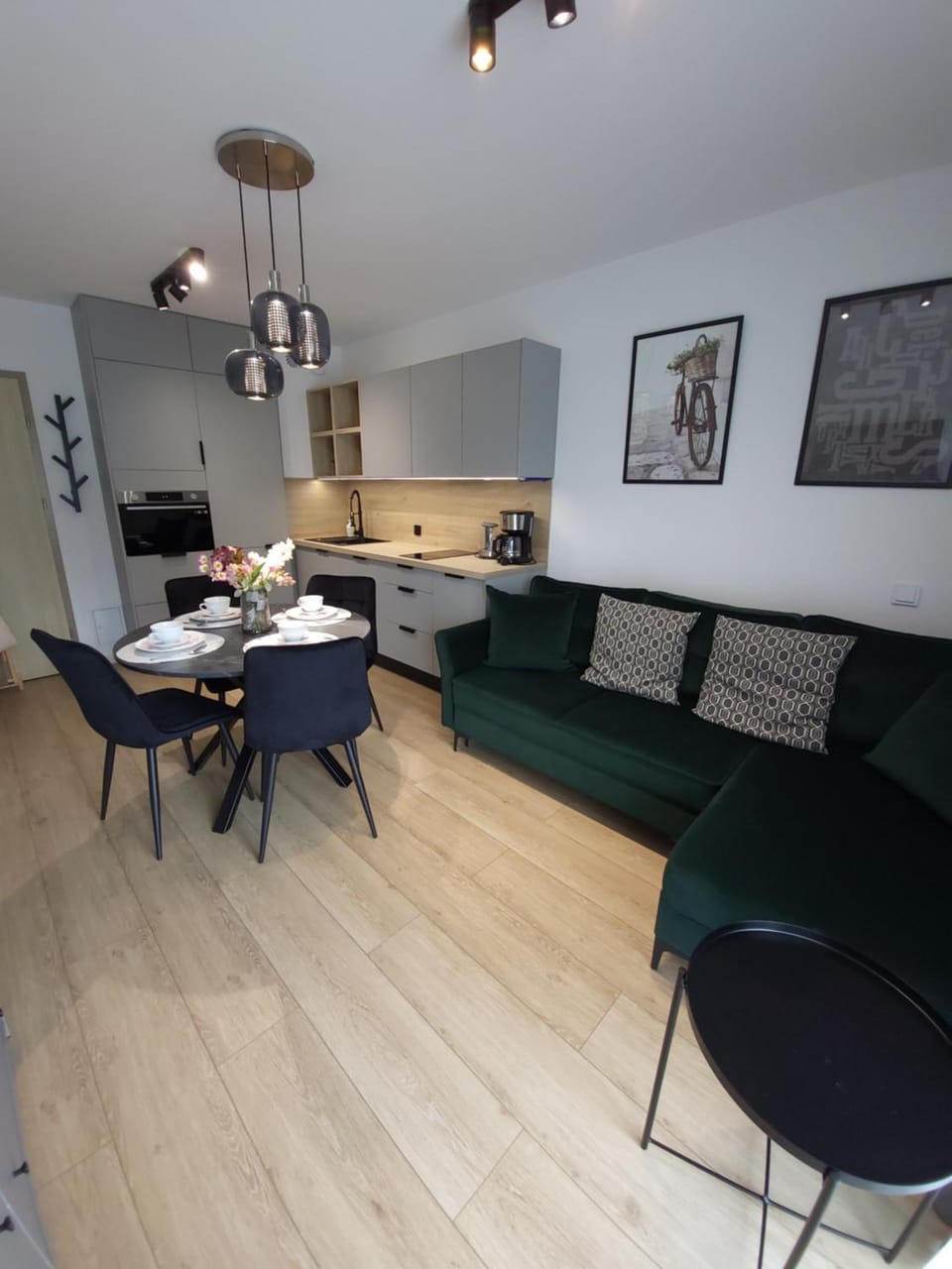 Kitchen or kitchenette, Seating area