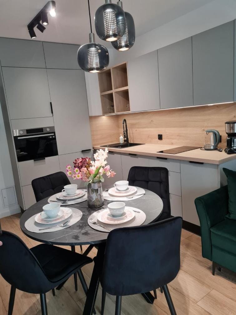 Coffee/tea facilities, Kitchen or kitchenette, stove