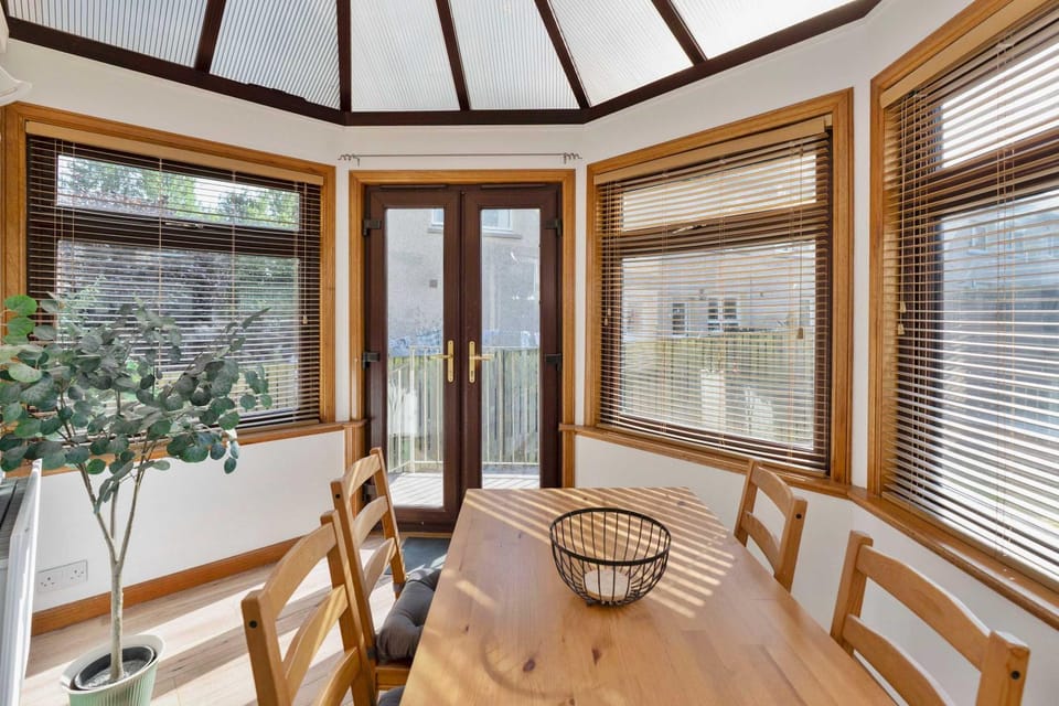 3 Bed - Nr Edinburgh - Free Parking -Garden -Wi-Fi House in Scotland