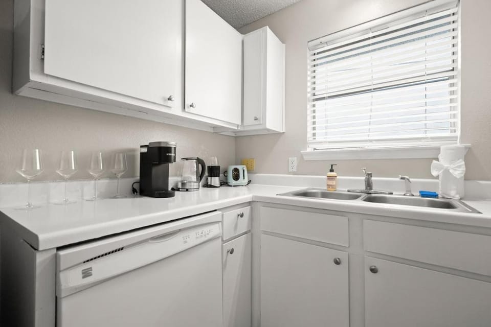 Modern - Round Rock 1BR -Near Austin - King Bed Apartment in Round Rock